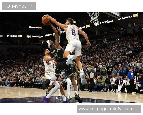 布克称赞吉莱斯皮影响力显著威少防守表现出色训练刻苦